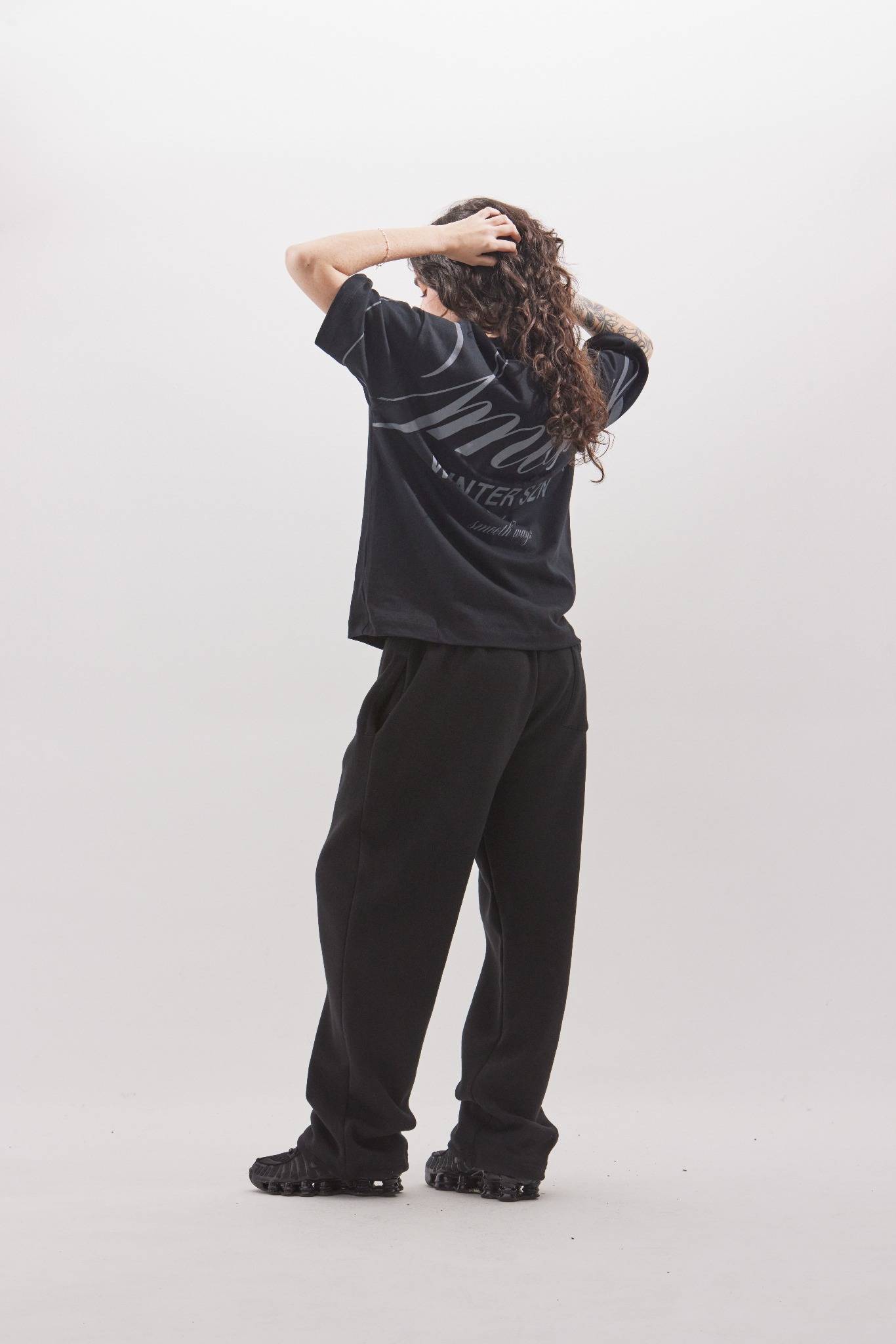 calça de moletom preta / camiseta oversized preta / black pants / black women's tee shirt