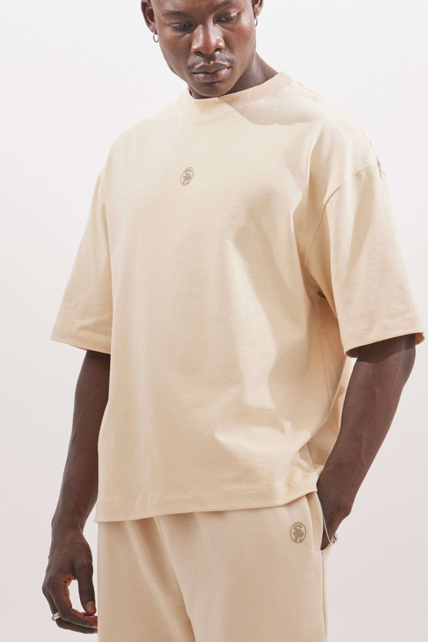 calça de moletom bege / camiseta oversized bege / off white pants / off white men's tee shirt