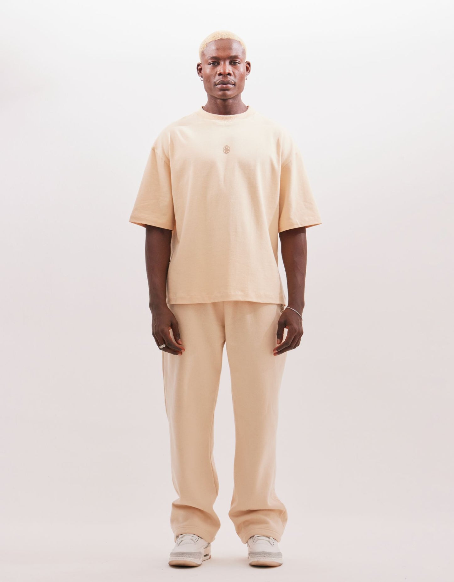 camiseta bege oversized e boxy / calça de moletom bege / off white sweatpants / off white oversized boxy tee