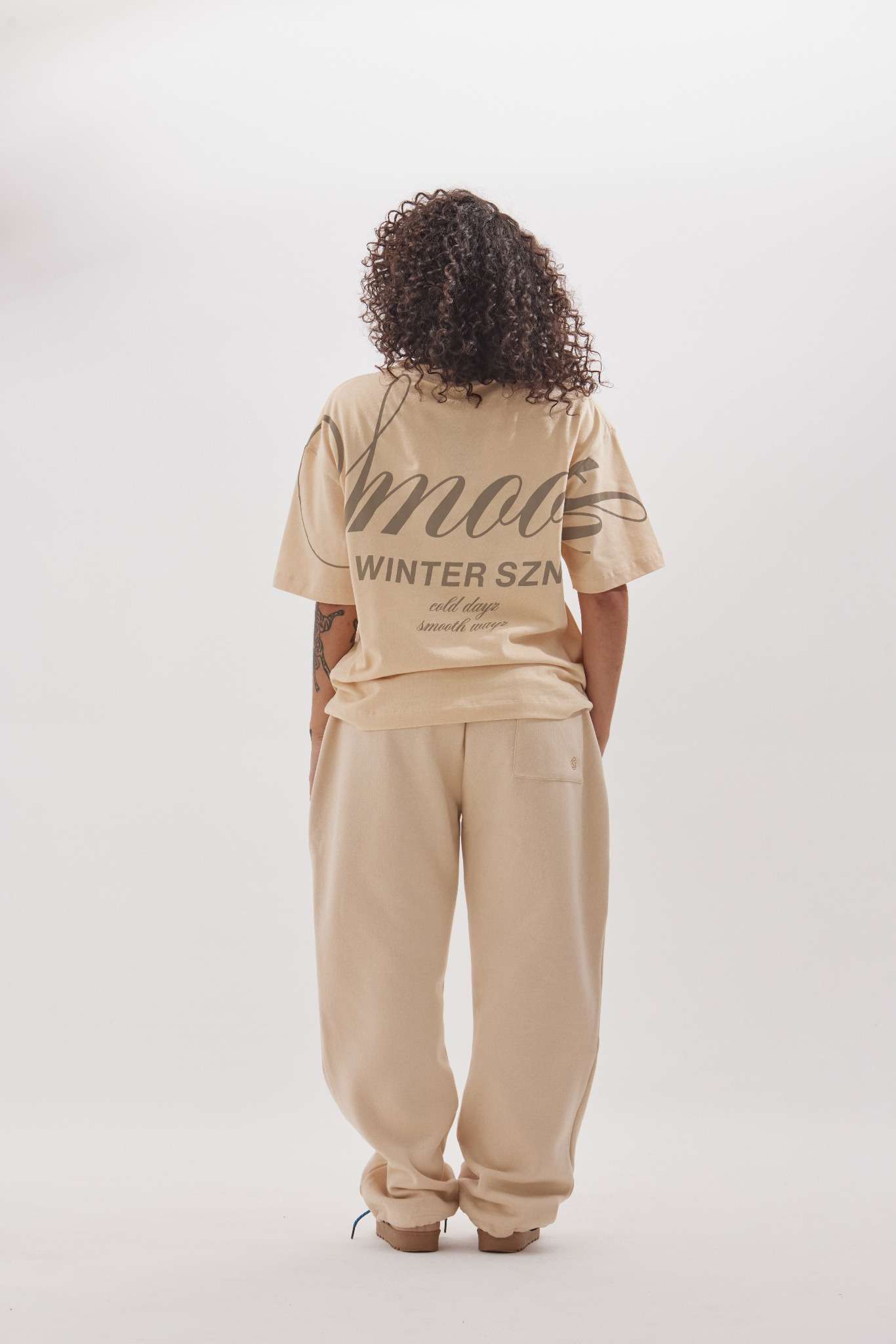 calça de moletom bege / camiseta oversized bege / off white pants / off white women's tee shirt
