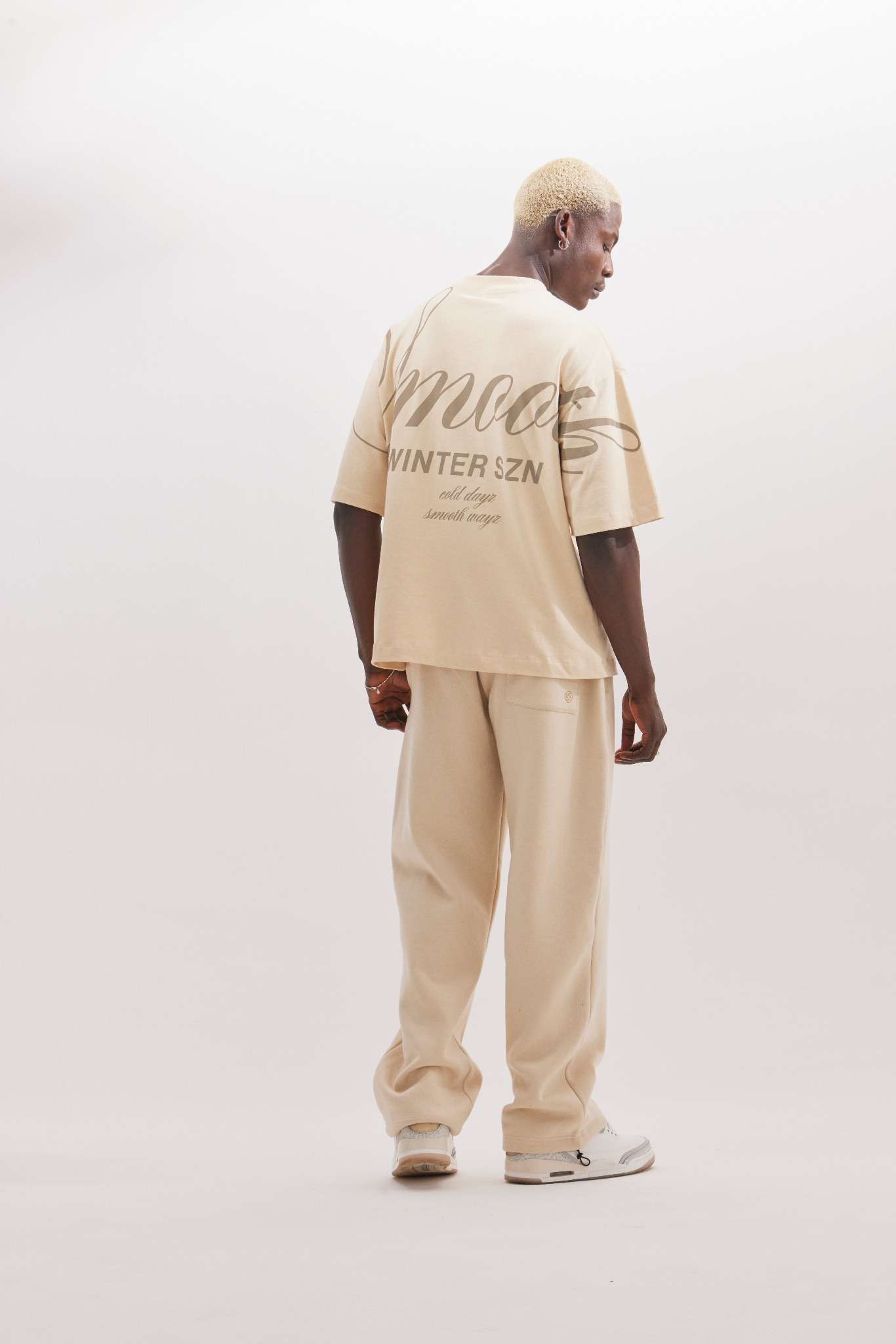 calça de moletom bege / camiseta oversized bege / off white pants / off white men's tee shirt