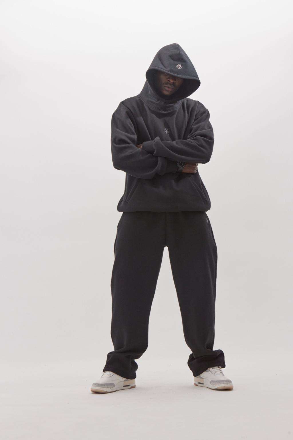 black pants / black hoodie / calça de moletom preta / blusa de moletom preta