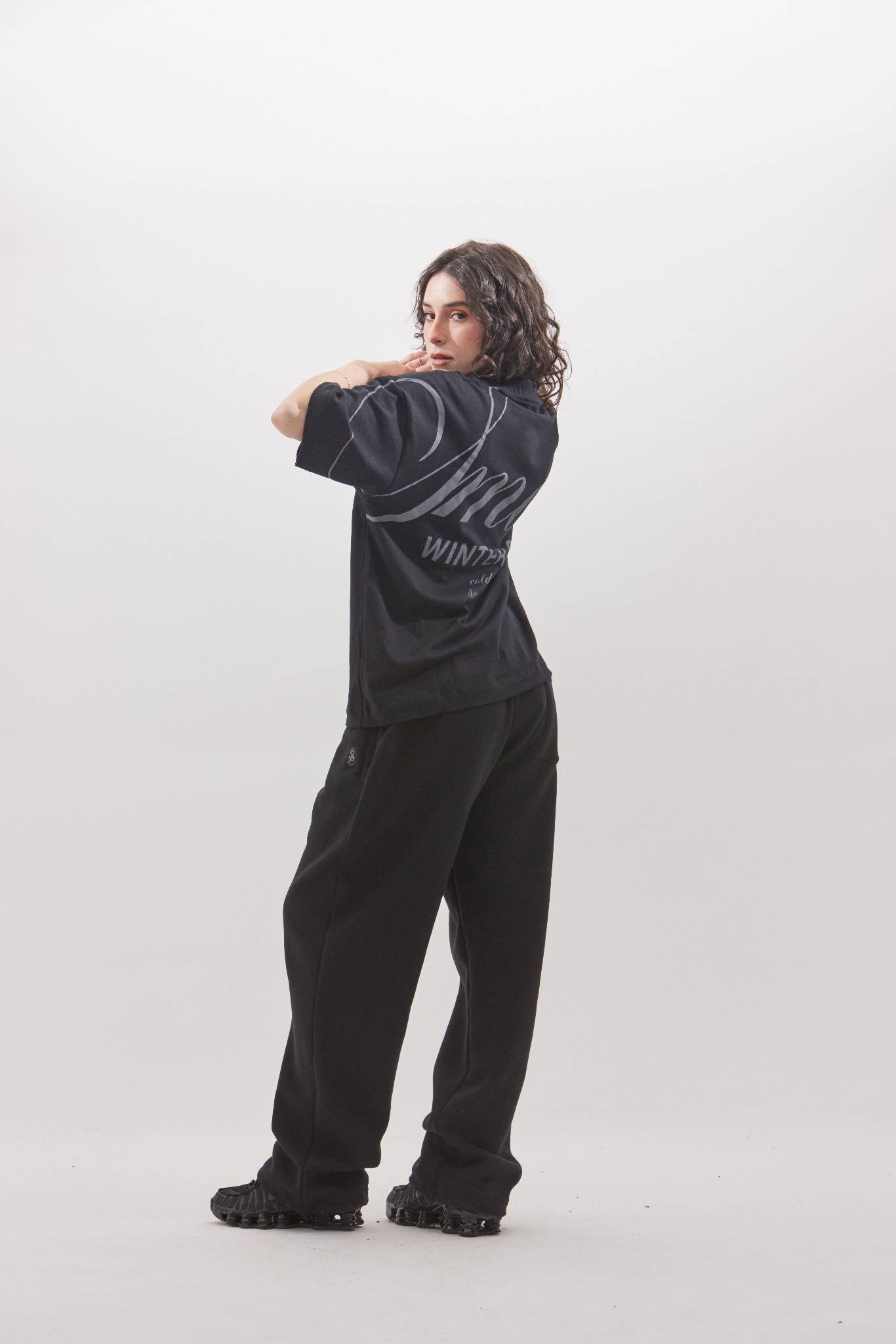 calça de moletom preta / camiseta oversized preta / black pants / black women's tee shirt
