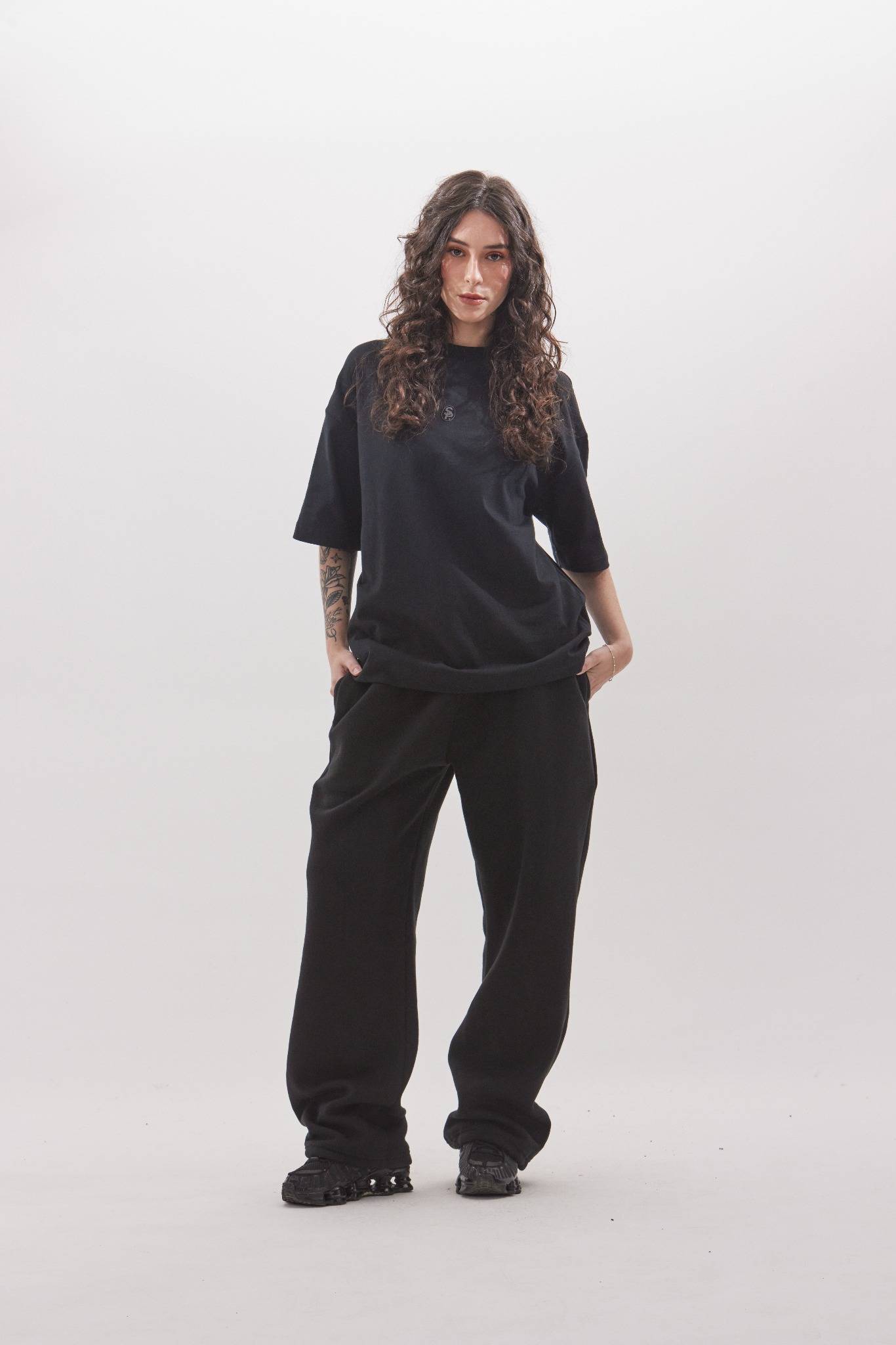 calça de moletom preta / camiseta oversized preta / black pants / black women's tee shirt
