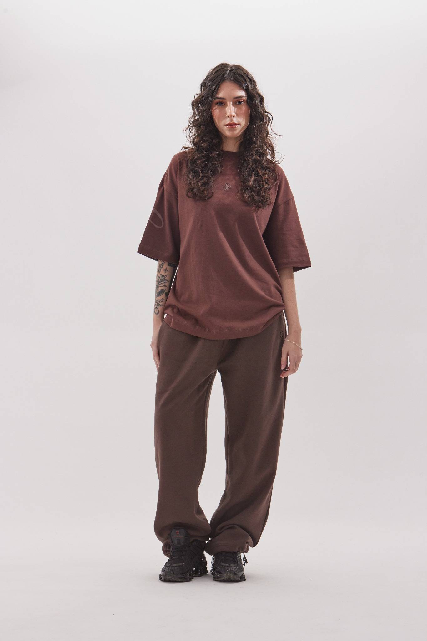 calça de moletom marrom / camiseta oversized marrom / brown pants / marrom women's tee shirt