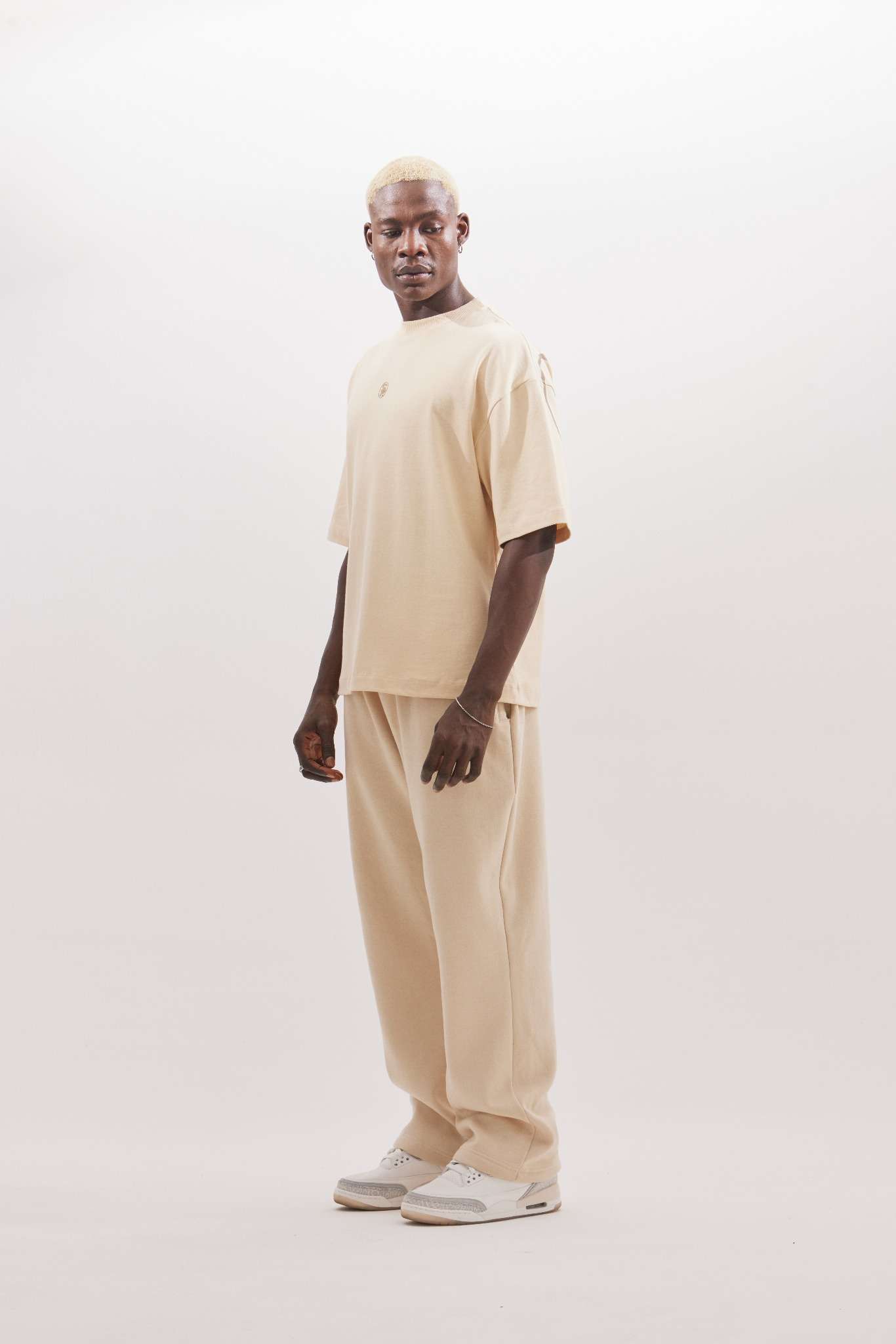 calça de moletom bege / camiseta oversized bege / off white pants / off white men's tee shirt
