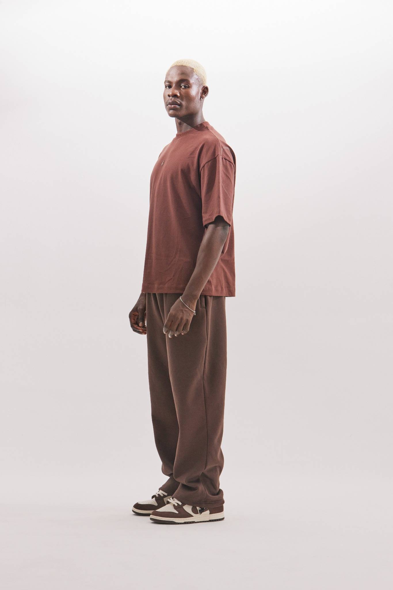 calça de moletom marrom / camiseta oversized marrom / brown pants / marrom men's tee shirt