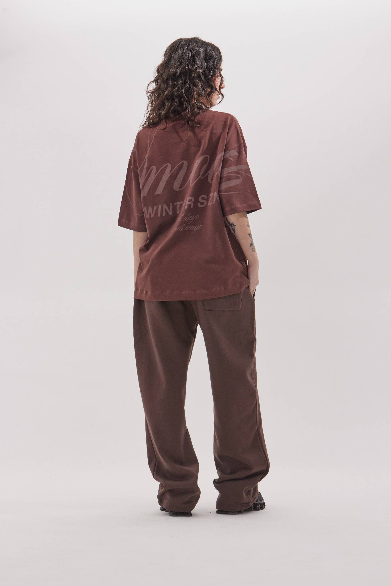 calça de moletom marrom / camiseta oversized marrom / brown pants / marrom women's tee shirt